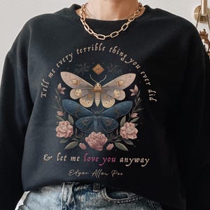 Edgar Allan Poe Sweatshirt Poe Sweatshirt Mottenpullover Dunkel Academia Shirt Lese Sweatshirt Bookish Sweatshirt Goth Kleidung Goth Kleidung