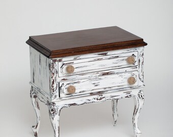 Table en bois de style shabby chic, meubles anciens restaurés avec style provincial français, utilisée comme table de chevet ou table d'appoint