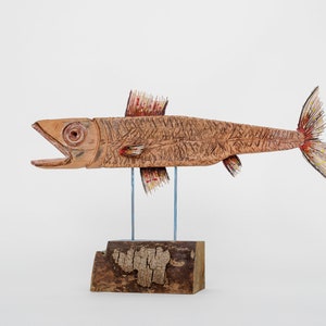 Scultura di pesce in legno, decorazione da spiaggia in legno galleggiante, scultura di pesce come arte in legno di recupero, regalo per pescatori. Scultura fatta a mano. Arte in legno di recupero.