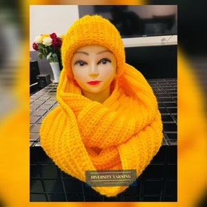 Op de afbeelding: Een felgele gehaakte set van muts en sjaal. De muts is een slouchy beanie-stijl en de sjaal is een lange, dikke lus. De set is gemaakt door Diversity Yarns Creations by Ashna.
