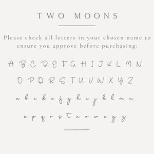 K&ouml;nnte beinhalten: Ein Schriftarten-Leitfaden mit dem Titel TWO MOONS, der einen vollst&auml;ndigen Satz von Gro&szlig;- und Kleinbuchstaben in einer d&uuml;nnen, handschriftlichen Schreibschrift zeigt. Der Text lautet: Please check all letters in your chosen name to ensure you approve before purchasing.