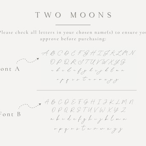 Puede incluir: Gr&aacute;fico beige claro con el texto "TWO MOONS" en la parte superior. Debajo, muestra dos opciones de fuente cursiva, etiquetadas como Fuente A y Fuente B, cada una mostrando el alfabeto. El texto aconseja verificar las letras antes de comprar.
