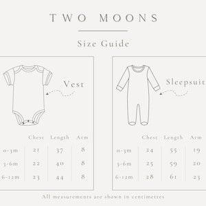 K&ouml;nnte beinhalten: Eine Two Moons Gr&ouml;&szlig;entabelle mit Strichzeichnungen eines kurz&auml;rmeligen Bodys und eines lang&auml;rmeligen Schlafanzugs. Die Tabelle zeigt Brust-, L&auml;ngen- und Armma&szlig;e in Zentimetern f&uuml;r Altersgruppen von 0-3 Monaten bis 6-12 Monaten f&uuml;r beide Kleidungsst&uuml;cke.