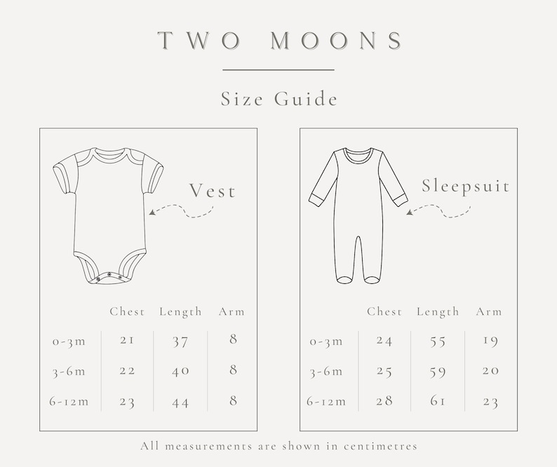 K&ouml;nnte beinhalten: Eine Two Moons Gr&ouml;&szlig;entabelle mit Strichzeichnungen eines kurz&auml;rmeligen Bodys und eines lang&auml;rmeligen Schlafanzugs. Die Tabelle zeigt Brust-, L&auml;ngen- und Armma&szlig;e in Zentimetern f&uuml;r Altersgruppen von 0-3 Monaten bis 6-12 Monaten f&uuml;r beide Kleidungsst&uuml;cke.
