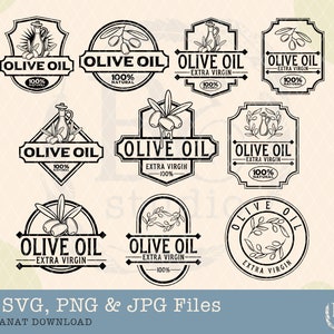 Puede incluir: Diez ilustraciones vectoriales en blanco y negro de etiquetas de aceite de oliva. Las etiquetas presentan ramas de olivos, botellas de aceite de oliva y el texto "Aceite de oliva" con variaciones como "Extra virgen" y "100% Natural".