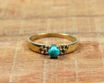 Anillo artesanal de latón con turquesa: Joyería bohemia, sencillo anillo de latón con piedra turquesa natural / Anillo redondo con gema.