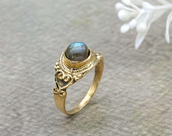 Labradorite Tribal Ring,Bohemian Labradorite Ring, Raw Brass Gemstone Cabochon Ring, Detailed Band, Healing Crystal Jewelry, Dainty jewelry