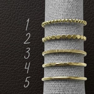 Juego de 5 anillos apilables de latón fino • Anillo con cuentas • Martillado • Anillo ranurado • Simple en bruto • Anillos de latón Anillo de capas para uso diario • Anillos de latón
