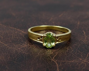 Vintage Style Peridot Brass Ring, Oval Green Gemstone Solitaire Ring, Boho Gold Brass Jewelry, Birthstone Gift for Her, Minimalist Ring