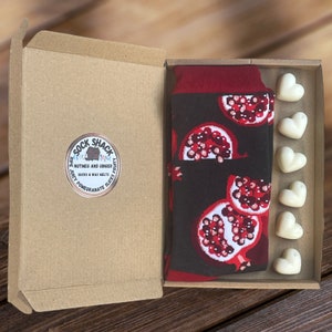 Mens Ripe Juicy Pomegranate Slices Fruity Socks & Handmade Soy Wax Melts Boxed Gift Set Fragrance Of Choice Free P+P UK Eco Packaging