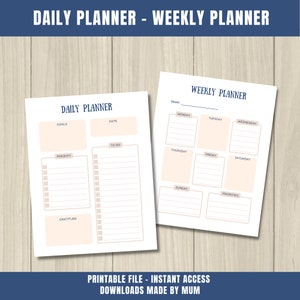 Pode incluir: P&aacute;ginas de planejador di&aacute;rio e semanal imprim&iacute;veis com fundo bege e texto azul. O planejador di&aacute;rio tem se&ccedil;&otilde;es para objetivos, tarefas, prioridades e gratid&atilde;o. O planejador semanal tem se&ccedil;&otilde;es para cada dia da semana e uma se&ccedil;&atilde;o para prioridades.