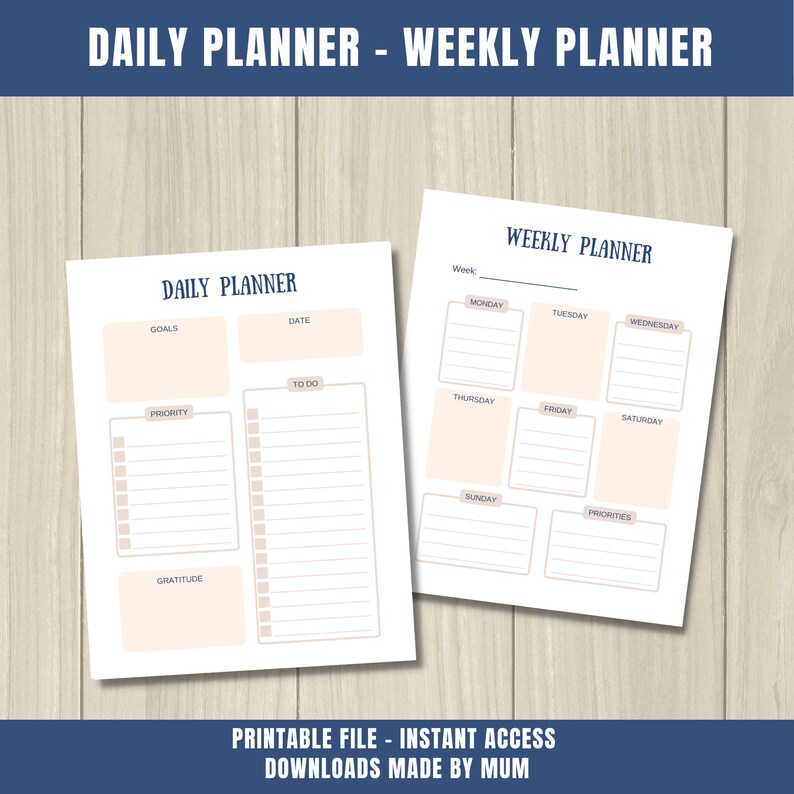 Pode incluir: P&aacute;ginas de planejador di&aacute;rio e semanal imprim&iacute;veis com fundo bege e texto azul. O planejador di&aacute;rio tem se&ccedil;&otilde;es para objetivos, tarefas, prioridades e gratid&atilde;o. O planejador semanal tem se&ccedil;&otilde;es para cada dia da semana e uma se&ccedil;&atilde;o para prioridades.