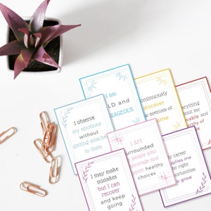 Puede incluir: Un conjunto de ocho tarjetas de afirmaci&oacute;n con bordes coloridos y mensajes inspiradores. Las tarjetas presentan una variedad de colores, incluyendo rosa, azul, amarillo y verde. Los mensajes en las tarjetas incluyen "Soy LD y RAGEOUS", "Observo mis emociones sin apegarme a ellas", "Puedo cometer errores, pero puedo recuperarme y seguir adelante", "Estoy rodeado de personas que me animan y apoyan elecciones saludables", "Descubrir continuamente nuevas v&iacute;as de acceso a casa", "Mi carrera me ofrece las oportunidades adecuadas para crecer", "Todo en m&iacute; es valioso y digno de amor".