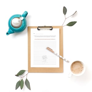 K&ouml;nnte beinhalten: Eine braune Klemmbrett mit einem wei&szlig;en Blatt Papier mit liniertem Schreibraum. Das Papier enth&auml;lt ein Zitat von Max Churchill: "It's OK if you never see that part of you. But if you ever give yourself a break, and just give up on Good Things, take time and you're going there." Das Papier enth&auml;lt auch die Frage: "Wie kann das obige Zitat Ihren Weg zur Selbstfindung positiv beeinflussen?"