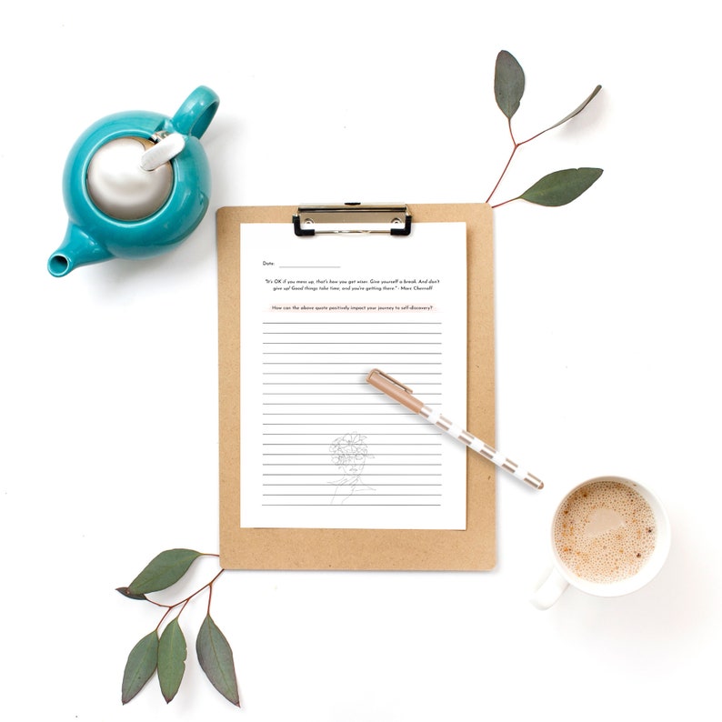 K&ouml;nnte beinhalten: Eine braune Klemmbrett mit einem wei&szlig;en Blatt Papier mit liniertem Schreibraum. Das Papier enth&auml;lt ein Zitat von Max Churchill: "It's OK if you never see that part of you. But if you ever give yourself a break, and just give up on Good Things, take time and you're going there." Das Papier enth&auml;lt auch die Frage: "Wie kann das obige Zitat Ihren Weg zur Selbstfindung positiv beeinflussen?"