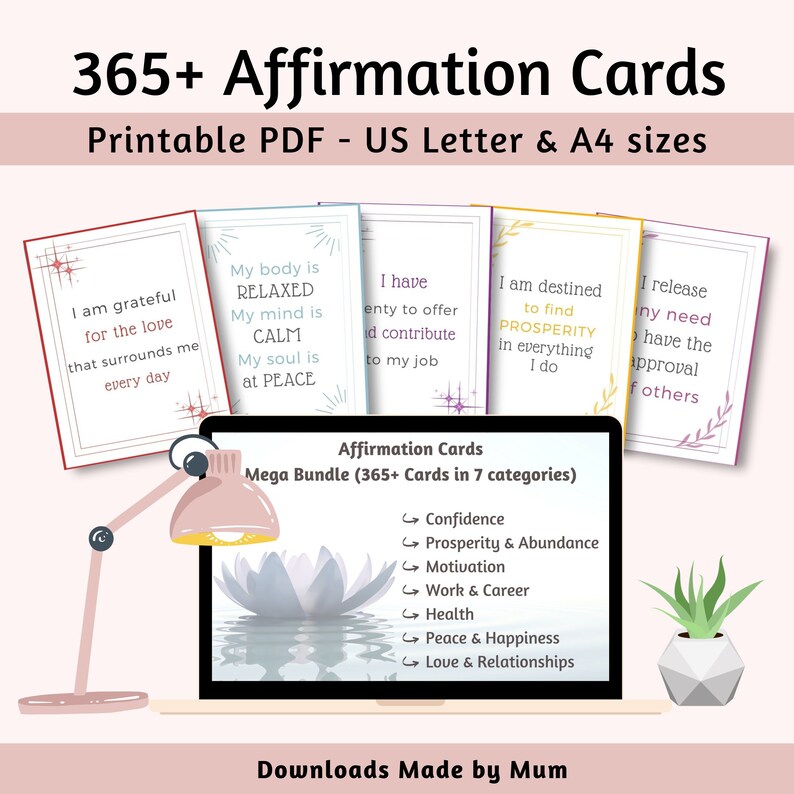 Puede incluir: Una ilustraci&oacute;n digital de m&aacute;s de 365 tarjetas de afirmaci&oacute;n en un mega paquete. Las tarjetas est&aacute;n divididas en 7 categor&iacute;as: Confianza, Prosperidad y abundancia, Motivaci&oacute;n, Trabajo y carrera, Salud, Paz y felicidad, y Amor y relaciones. La imagen tambi&eacute;n incluye una computadora port&aacute;til con una imagen de flor de loto en la pantalla, una l&aacute;mpara y una planta en maceta.
