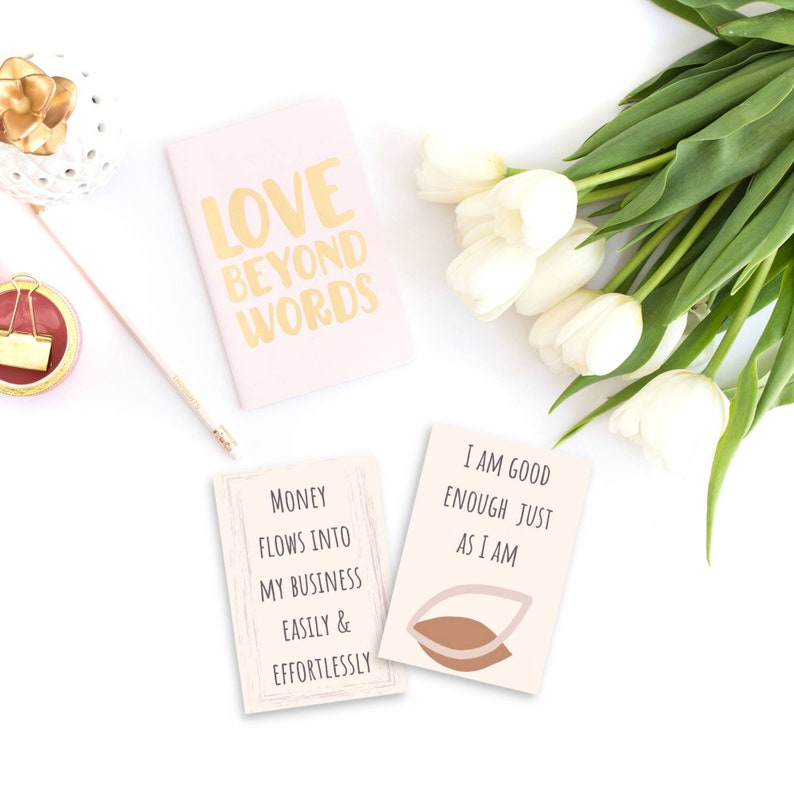 Puede incluir: Tres tarjetas de afirmaci&oacute;n con fondos rosa y blanco. La primera tarjeta dice "Amor m&aacute;s all&aacute; de las palabras". La segunda tarjeta dice "El dinero fluye hacia mi negocio f&aacute;cil y sin esfuerzo". La tercera tarjeta dice "Soy lo suficientemente bueno tal como soy".