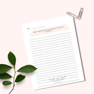K&ouml;nnte beinhalten: Eine druckbare Journalseite mit liniertem Papier und einem floralen Design am unteren Rand. Der Text auf der Seite lautet "Was ist der beste Rat, den dir deine Eltern, dein Mentor oder jemand anderes jemals gegeben hat?"