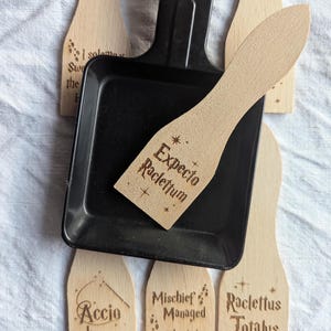 Set of 6 Wooden Raclette Spatulas – Enchanted Witchcraft Atmosphere – Magical Accessories & Geek Gift – lunefulle créations