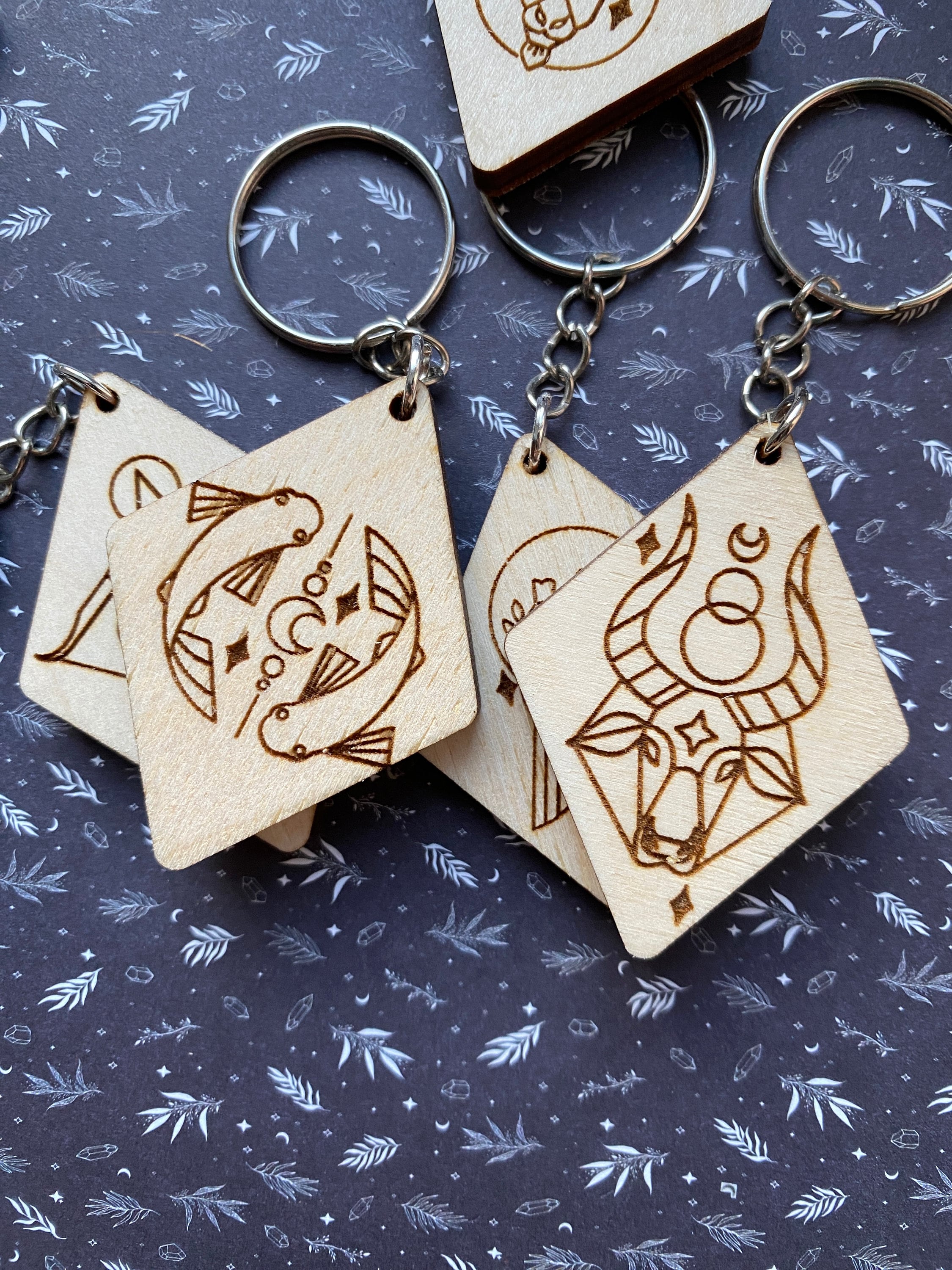 彫刻された木製キーホルダー - 星座、占星術、星座、星占い - Etsy 日本