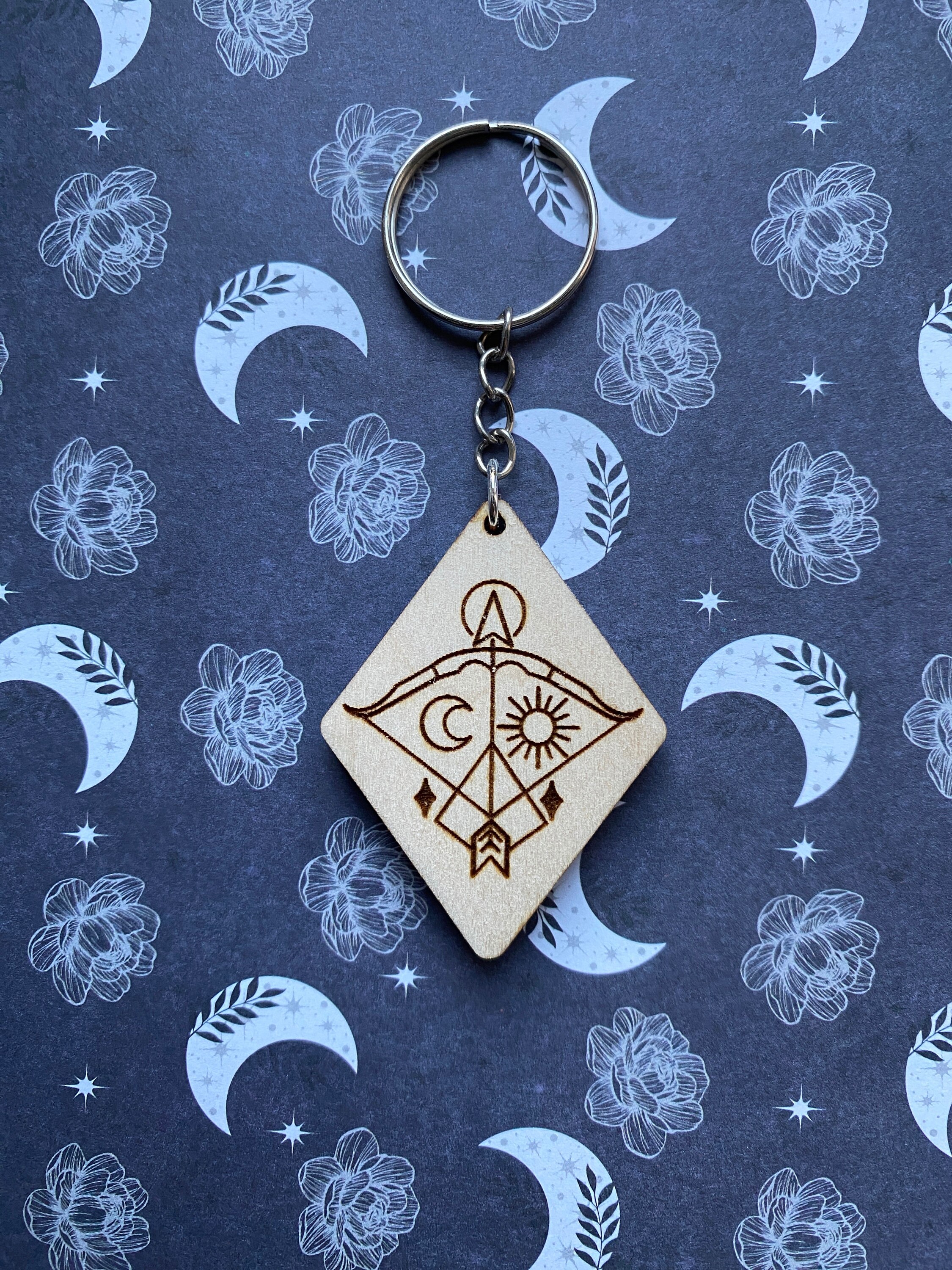 彫刻された木製キーホルダー - 星座、占星術、星座、星占い - Etsy 日本