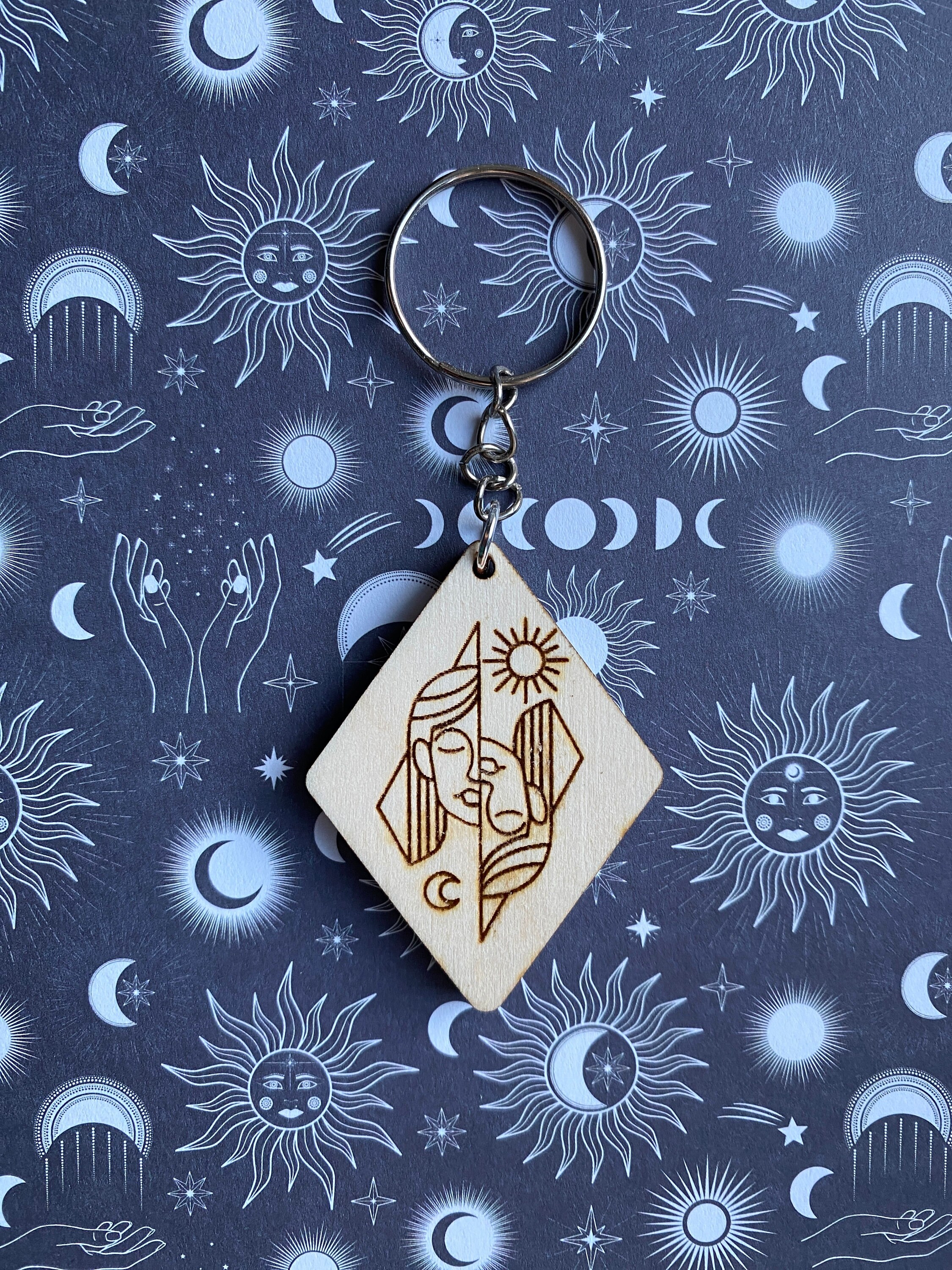 彫刻された木製キーホルダー - 星座、占星術、星座、星占い - Etsy 日本