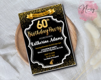 Könnte beinhalten: Eine schwarze und goldene Einladung zum 60. Geburtstag. Die Einladung enthält einen goldenen Text mit der Aufschrift "60th Birthday Party" und "Katherine Adams". Die Einladung enthält Datum, Uhrzeit, Ort und RSVP-Informationen der Party.