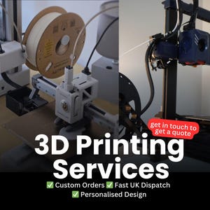 以下が含まれることがあります： 白いフィラメントスプールと機械式プリントヘッドを備えた2台の3Dプリンター。テキストには「3D Printing Services」「get in touch to get a quote」「Custom Orders」「Fast UK Dispatch」「Personalised Design」と記載されています。機械は暗いフレームで構成されています。