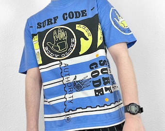 80s Vintage Body Glove Graphic T-Shirt Surf Code AOP Print Cotton Crewneck Short Sleeve Tee Rare Retro Summer Beach Holiday Rave Festival
