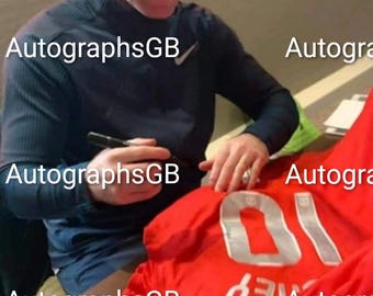 Wayne Rooney heeft het Champions League-finaleshirt van 2008 gesigneerd.