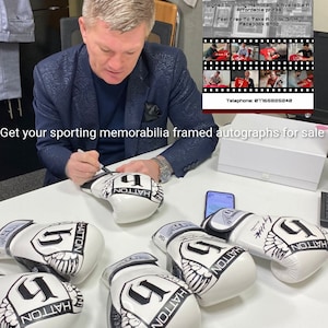 Ricky Hatton signed 10oz boxing glove.