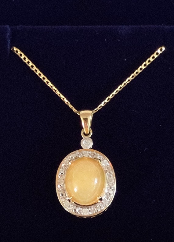 Stunning 9ct gold Welo Opal & 9 diamond pendant o… - image 4