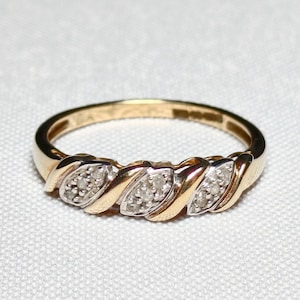 Stunning 9ct Yellow & White Gold 9 Diamond Ring