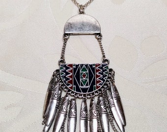 Impresionante colgante azteca de plata en una cadena de plata de ley de 19 pulgadas.