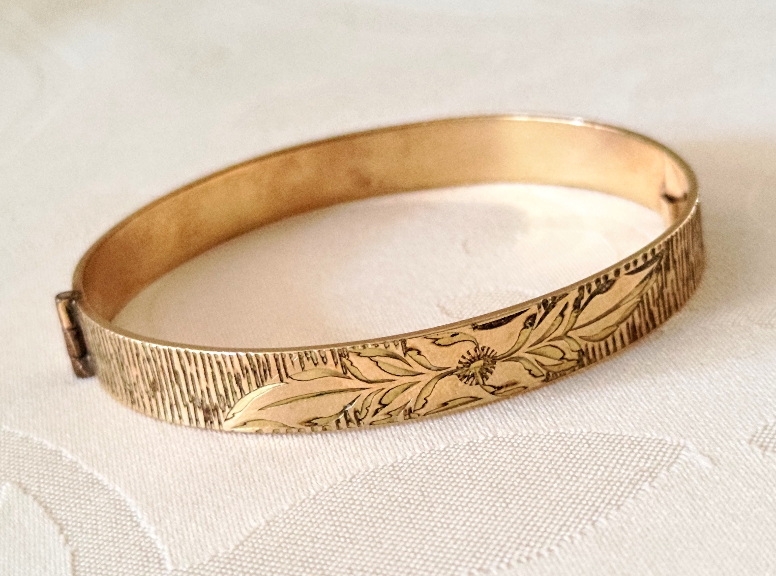 ヴィンテージ装飾彫刻入り9カラットロールゴールドバングル（57mm