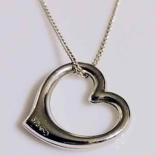 Perfect Valentine buy gift - Stunning white gold heart pendant on a white gold chain