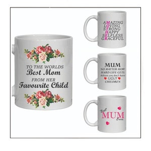 Pode incluir: Três canecas de cerâmica branca com designs diferentes. A primeira caneca tem um design floral e o texto "To the worlds Best Mom from her Favourite Child". A segunda caneca tem o texto "Mum No matter how hard life gets Atleast you don't have Ugly Children". A terceira caneca tem o texto "Best Mum Ever" com corações.