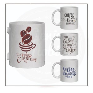 Pode incluir: Quatro canecas de cerâmica branca com diferentes designs com tema de café. As canecas apresentam o texto "It's Coffee Time", "Coffee is my love language", "Keep Calm & Drink Coffee", e "Coffee 'cause adulting is hard".