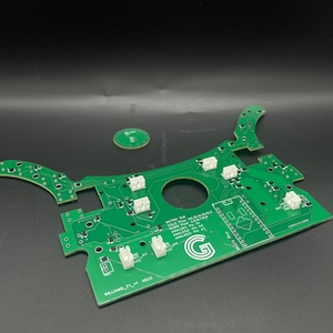 Peut inclure: Une carte de circuit imprimé verte avec des connecteurs blancs et le texte "WILLIAMS F11 0023" et "MATRIX 8x8  COLS  ROW  A0-A7  B0-B7  ANALOGS  PIN  A1  ANALOGS  PIN  A2  ANALOGS  PIN  A3  ANALOGS  PIN  A4  ANALOGS  PIN  A5  ANALOGS  PIN  A6  ANALOGS  PIN  A7  GND  BAT  AY  VCC".