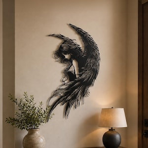 Könnte beinhalten: Ein Wandkunstobjekt aus schwarzem Metall, das eine stilisierte Figur mit langem, fließendem Haar und großen gefiederten Flügeln darstellt. Das komplexe Scherenschnitt-Design zeigt scharfe, detaillierte Linien einer geflügelten Gestalt.