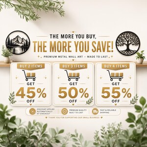 K&ouml;nnte beinhalten: Eine Werbegrafik f&uuml;r Metallwandkunst mit zwei runden schwarzen Wandbeh&auml;ngen aus Metall, einer mit Berglandschaft und einer mit Baum. Der Text lautet: THE MORE YOU BUY, THE MORE YOU SAVE! PREMIUM METAL WALL ART - MADE TO LAST.