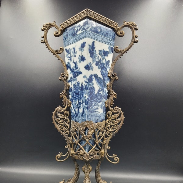 Vase cornet , en porcelaine craquelé , blanc et bleu , à décor d'oiseaux , sur monture bronze patiné , supporté par 4 dauphins