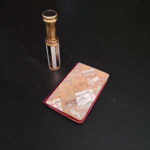 Vaporisateur à parfum et petit carnet de Bal  nacre avec intérieur en soie rouge Art-Déco Napoleon 3  French Victorian  authentique et rare