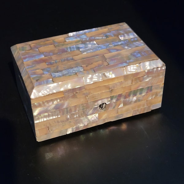 Mother-of-pearl jewelry box with original padded interior in Art-Deco Napoleon 3 Victorian red silk authentic and rare
