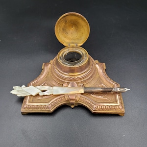 Bellissimo set calamaio Napoleone III in bronzo dorato cesellato con decoro floreale, relativo portapenne in madreperla Francia antico vittoriano georgiano