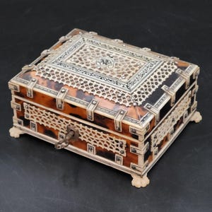 petite boite à bijoux indo anglaise  os sculpté , pieds griffes ,  Victorian   rare