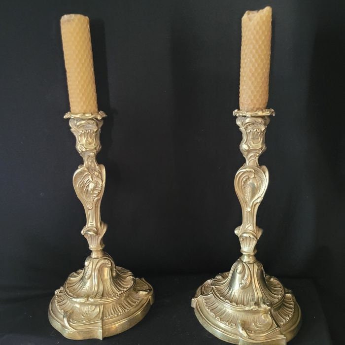 Paire de Grands Bougeoirs Chandelier Candélabre Flambeaux Napoleon Rococo Bronze Doré, Style Louis X