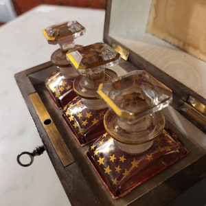 Caja de Olores con 3 Botellas Francesas Napoleón III 3 Caja de Madera Victoriana Siglo XIX decorada con marquetería Boulle