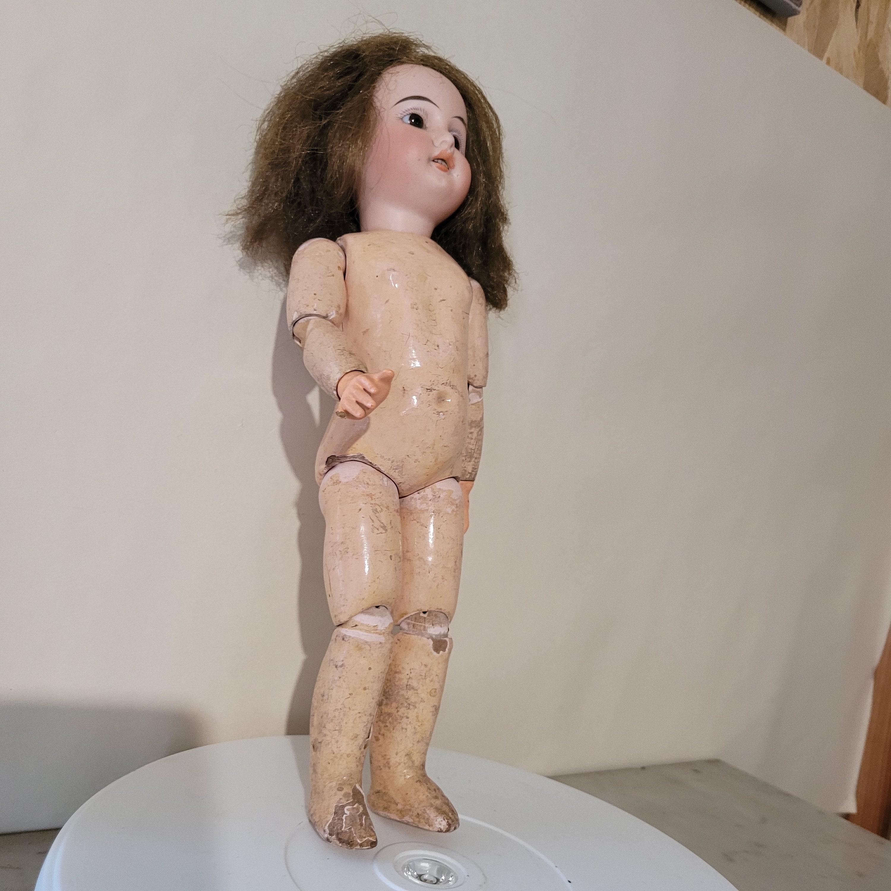 Ancienne Poupée Mignonette En Biscuit - Yeux En Verre - Années 20 - Tenue D'époque