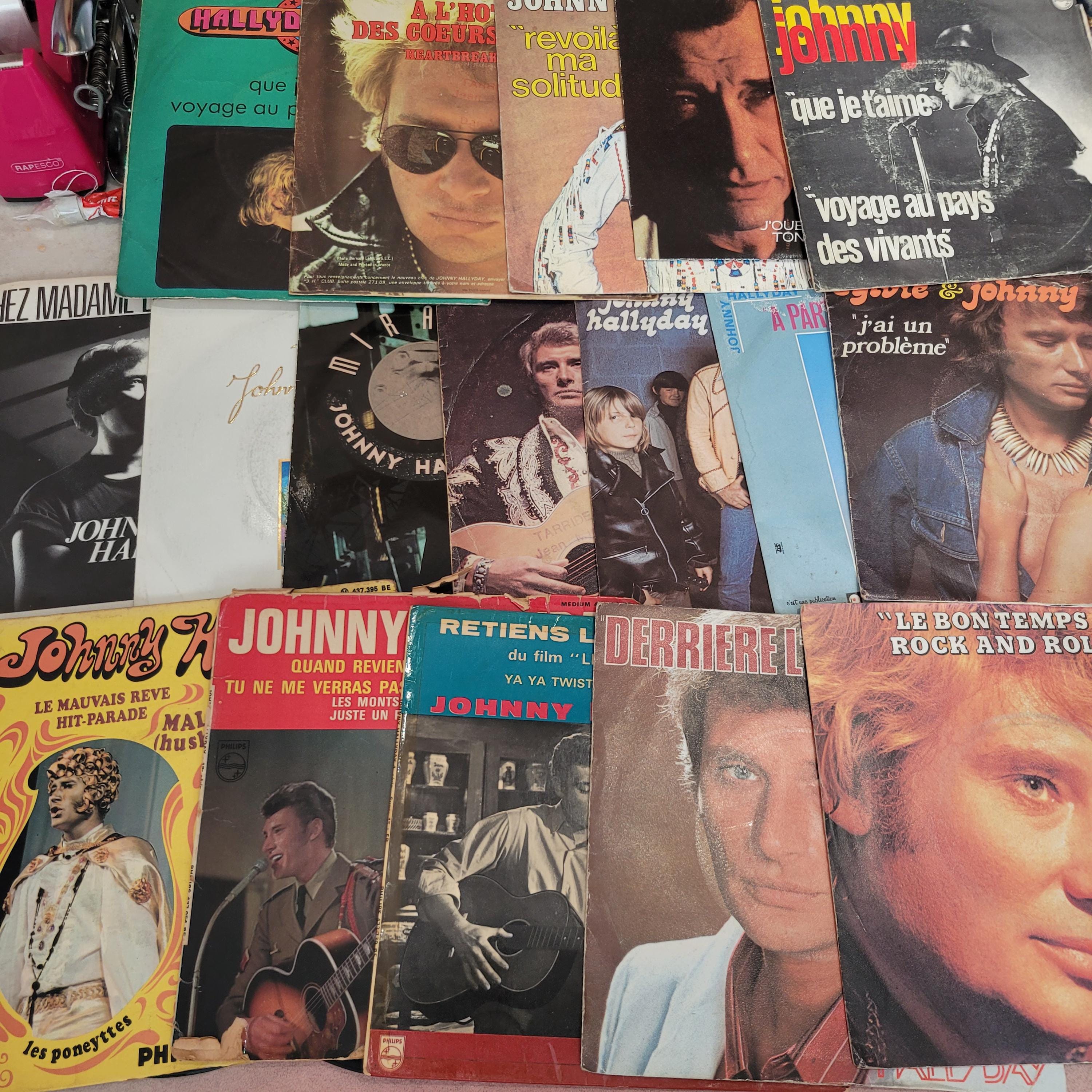 Johnny Hallyday - Lot of 17 vintage vinyl EPs with sleeves and records.